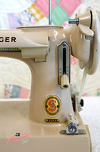 Load image into Gallery viewer, Singer Featherweight 221 Sewing Machine, TAN ES876***
