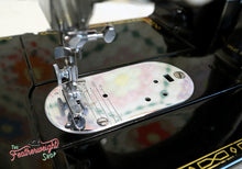 Load image into Gallery viewer, Singer Featherweight 222K Sewing Machine EK62883*
