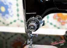 Load image into Gallery viewer, Singer Featherweight 222K Sewing Machine EK62883*
