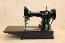 Load image into Gallery viewer, Singer Featherweight 222K Sewing Machine EM958**

