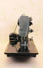 Load image into Gallery viewer, Singer Featherweight 222K Sewing Machine EL6850**
