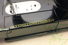 Load image into Gallery viewer, Singer Featherweight 222K Sewing Machine EL6850**
