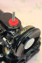 Load image into Gallery viewer, Singer Featherweight 222K Sewing Machine EM961***

