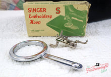 Load image into Gallery viewer, Singer Featherweight 222K Sewing Machine EM957***
