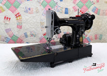 Load image into Gallery viewer, Singer Featherweight 222K Sewing Machine EM957***
