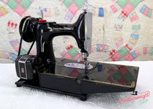 Load image into Gallery viewer, Singer Featherweight 222K Sewing Machine EM957***
