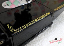 Load image into Gallery viewer, Singer Featherweight 222K Sewing Machine EM957***
