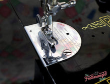Load image into Gallery viewer, Singer Featherweight 221K Sewing Machine EL539***
