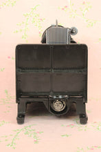 Load image into Gallery viewer, Singer Featherweight 222K Sewing Machine EM601***
