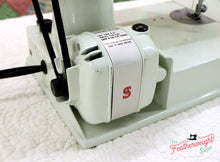Load image into Gallery viewer, Singer Featherweight 221K Sewing Machine, WHITE EV993***
