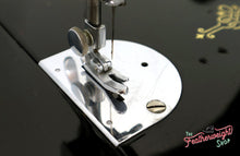 Load image into Gallery viewer, Singer Featherweight 221 Sewing machine, "First-Run" 1933 AD549***
