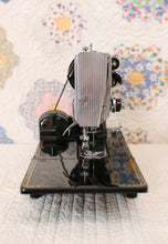 Load image into Gallery viewer, Singer Featherweight 222K Sewing Machine EM6011**
