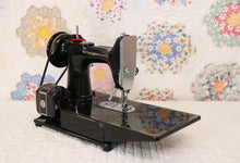 Load image into Gallery viewer, Singer Featherweight 222K Sewing Machine EM6011**
