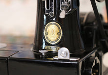 Load image into Gallery viewer, Singer Featherweight 222K Sewing Machine EM6011**
