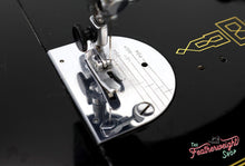 Load image into Gallery viewer, Singer Featherweight 221K Sewing Machine EM599***

