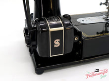 Load image into Gallery viewer, Singer Featherweight 222K Sewing Machine EM6024**
