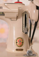 Load image into Gallery viewer, Singer Featherweight 221 Sewing Machine, TAN ES879***
