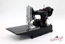 Load image into Gallery viewer, Singer Featherweight 222K Sewing Machine EL181***
