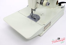 Load image into Gallery viewer, Singer Featherweight 221K Sewing Machine, WHITE EV958***
