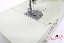 Load image into Gallery viewer, Singer Featherweight 221K Sewing Machine, WHITE EV958***
