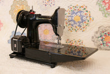 Load image into Gallery viewer, Singer Featherweight 222K Sewing Machine EN137***

