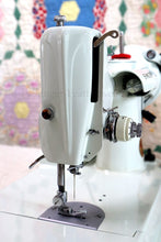 Load image into Gallery viewer, Singer Featherweight 221K Sewing Machine, WHITE EV957***
