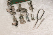 Load image into Gallery viewer, Singer Featherweight 222K Sewing Machine EM6028***
