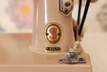 Load image into Gallery viewer, Singer Featherweight 221 Sewing Machine, TAN JE157***
