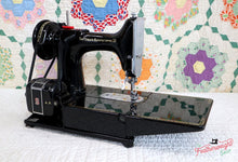 Load image into Gallery viewer, Singer Featherweight 222K Sewing Machine EN135***

