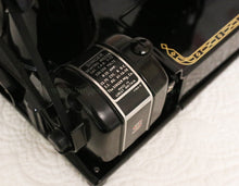 Load image into Gallery viewer, Singer Featherweight 222K Sewing Machine EM9581**

