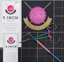 Load image into Gallery viewer, Tula Pink Hardware Hemostat - 5 Inch
