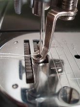 Load image into Gallery viewer, Singer Featherweight 222K Embroidery &amp; Darning Foot (Vintage Original)
