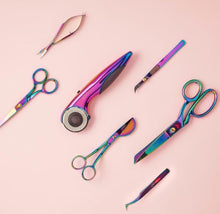 Load image into Gallery viewer, Tula Pink Hardware Curved EZ Snip - 5 Inch
